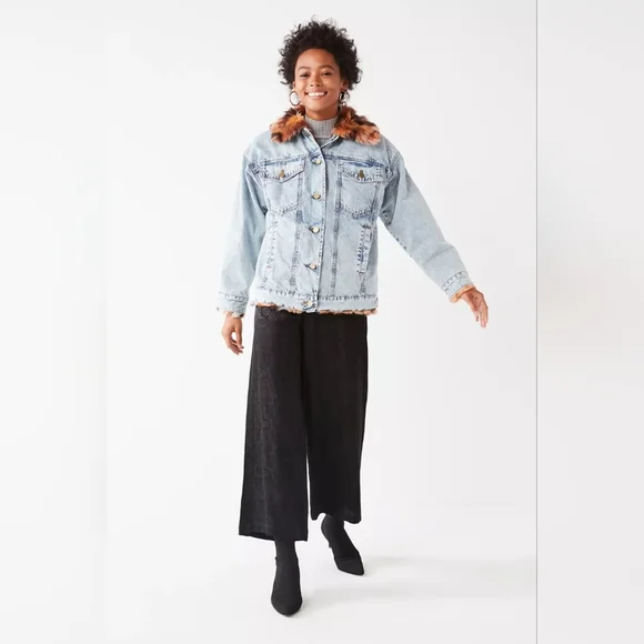 Urban Outfitters Faux Fur Lined Denim Trucker Jacket Size XS - Picture 5 of 13